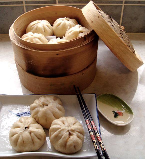 Bánh bao là một trong những món ăn được người Trung Quốc quan niệm sẽ giúp họ mang lại may mắn trong dịp đầu năm mới. Ảnh: Grandtaste99.blogspot