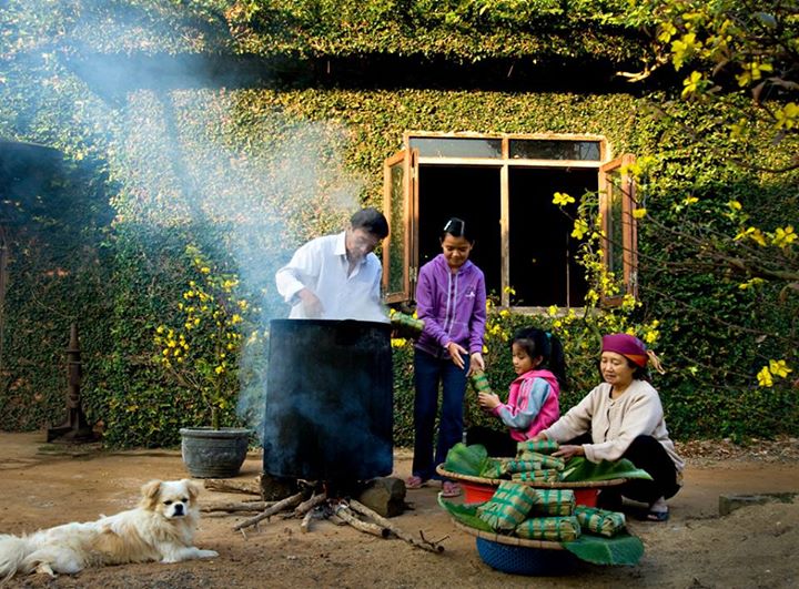 Một gia đình Việt đang quay quần bên nồi bánh chưng ngày Tết. Ảnh: Vanthuongphoto